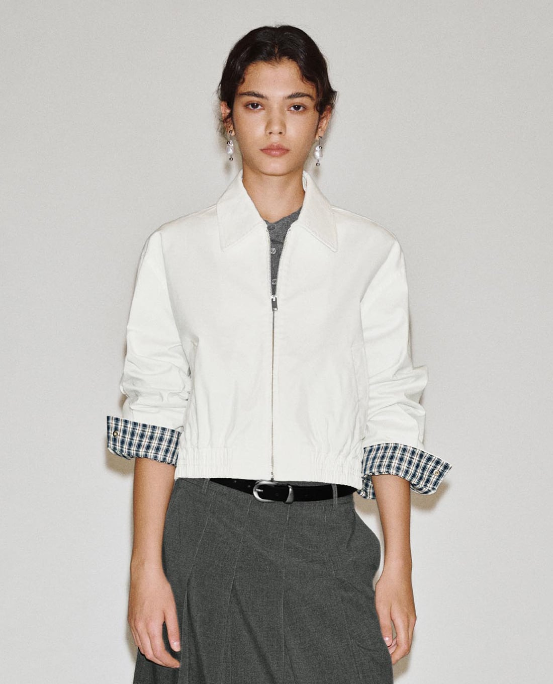 URBAN REVIVO - Áo khoác croptop nữ cổ bẻ sọc caro