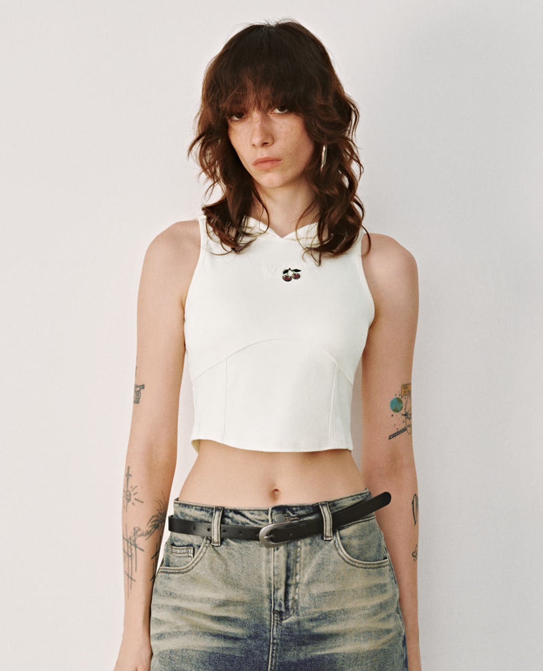 URBAN REVIVO - Áo sát nách nữ phom croptop phối mũ