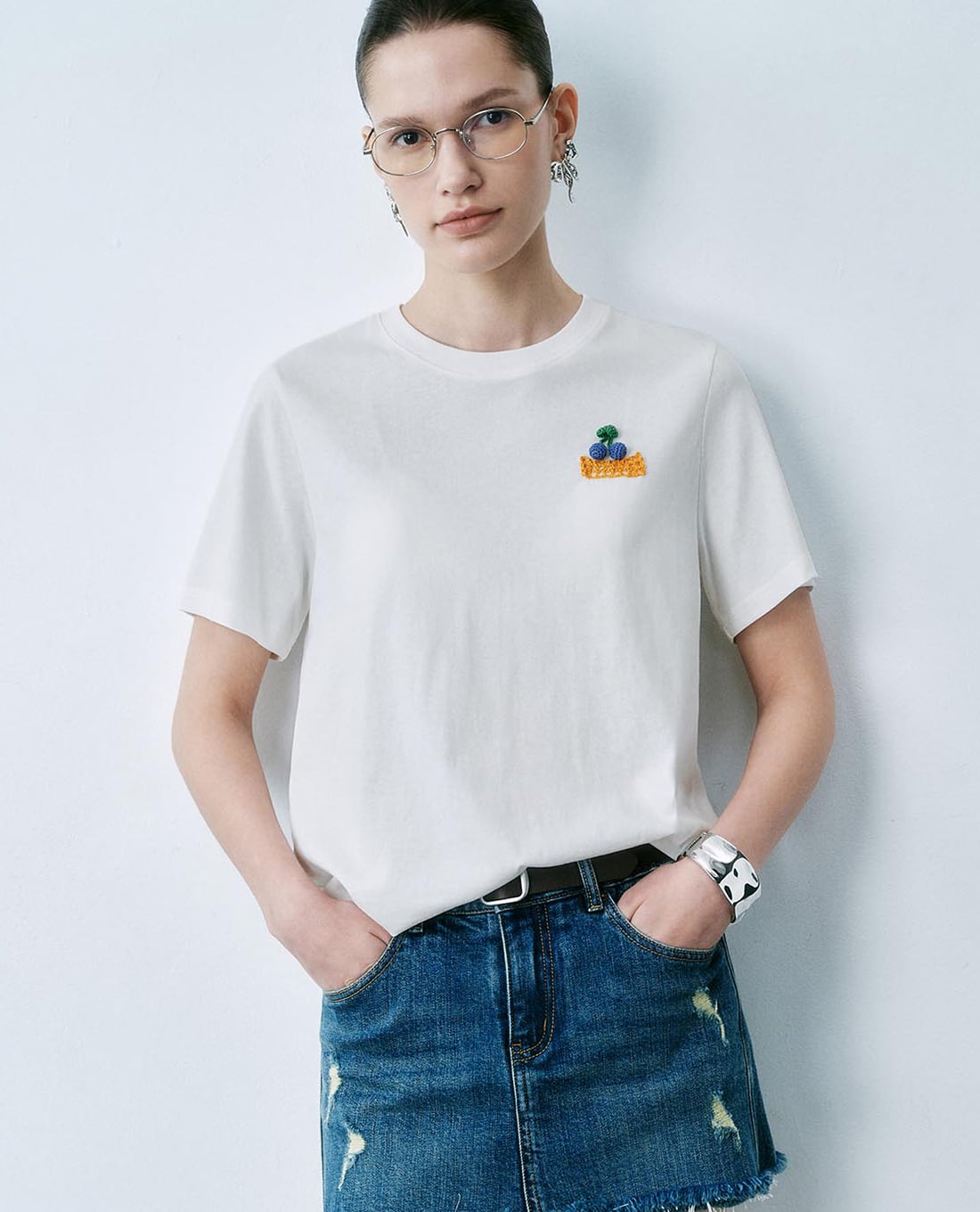 URBAN REVIVO - Áo thun nữ cổ tròn tay ngắn thêu họa tiết