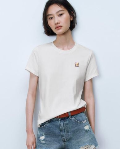  URBAN REVIVO - Áo thun nữ cổ tròn tay ngắn phối họa tiết 