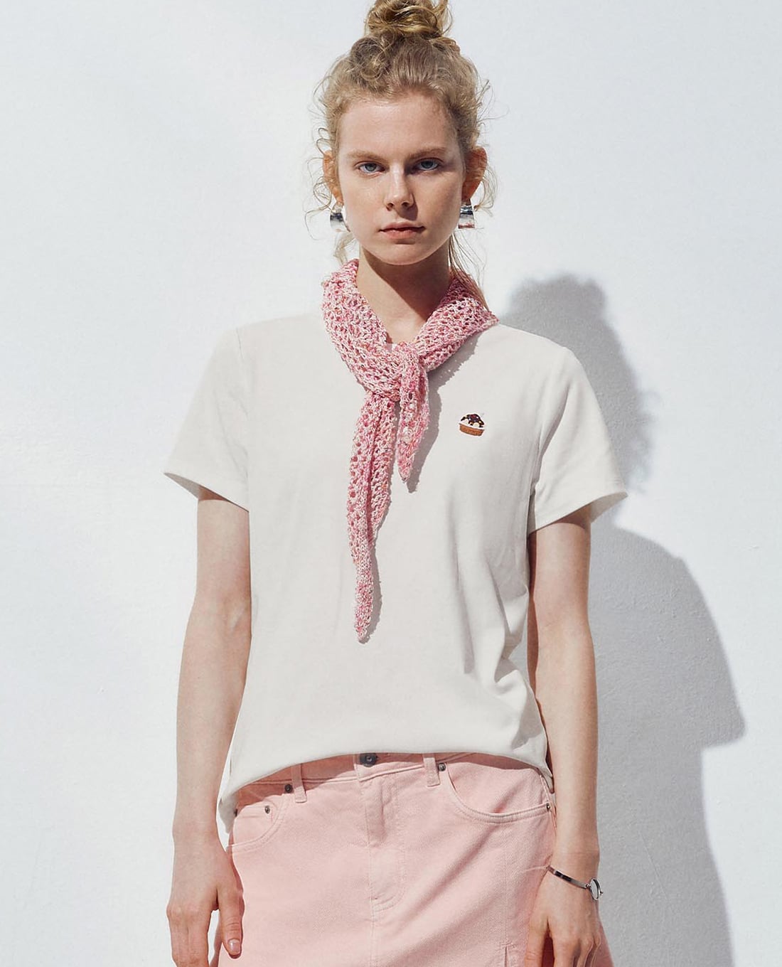 URBAN REVIVO - Áo thun nữ cổ tròn tay ngắn thêu họa tiết