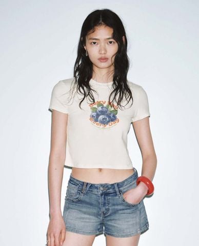  URBAN REVIVO - Áo croptop nữ cổ tròn tay ngắn in họa tiết 