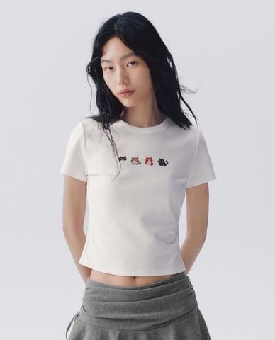  URBAN REVIVO - Áo croptop nữ cổ tròn tay ngắn in họa tiết 