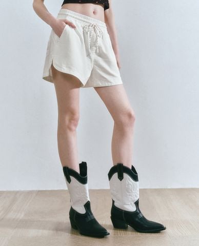  URBAN REVIVO - Quần short jeans nữ ống rộng phối dây rút 