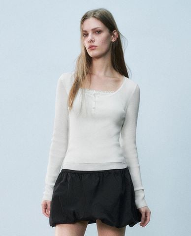  URBAN REVIVO - Áo dệt kim nữ cổ vuông tay dài viền ren 