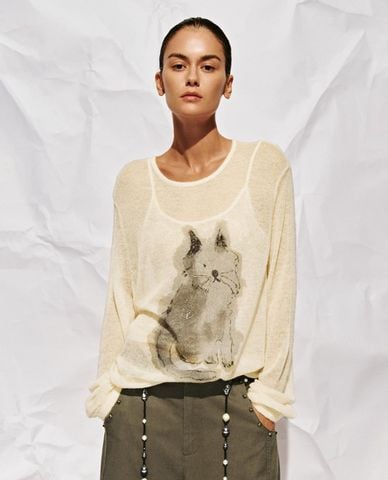  URBAN REVIVO - Áo dệt kim nữ cổ tròn tay dài in họa tiết 