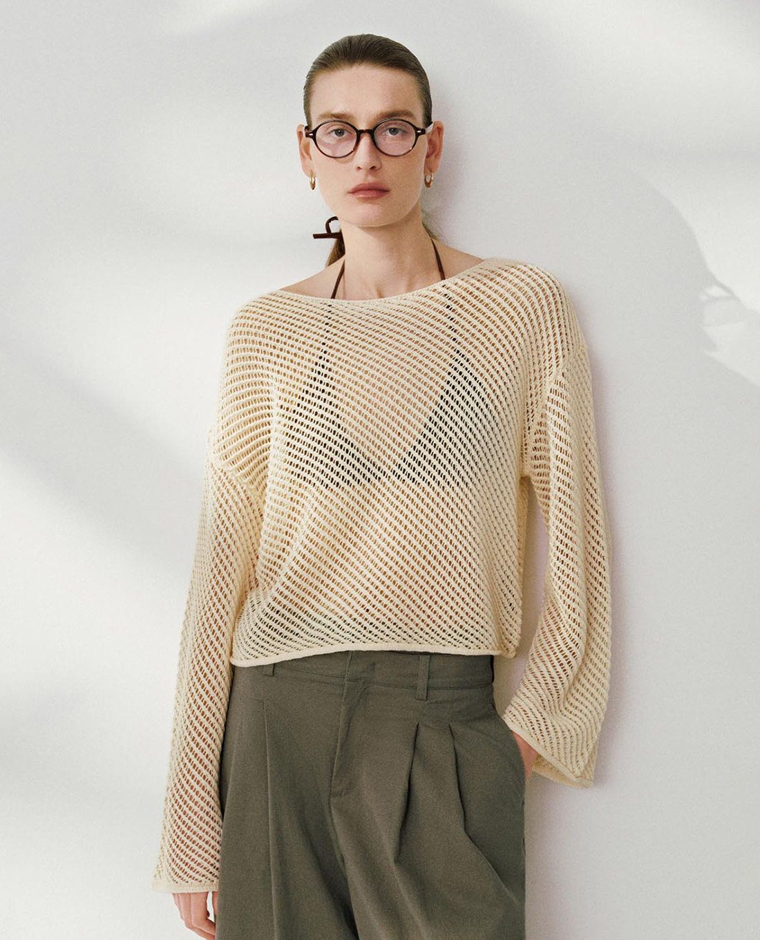 URBAN REVIVO - Áo dệt kim nữ cổ thuyền tay dài xuyên thấu