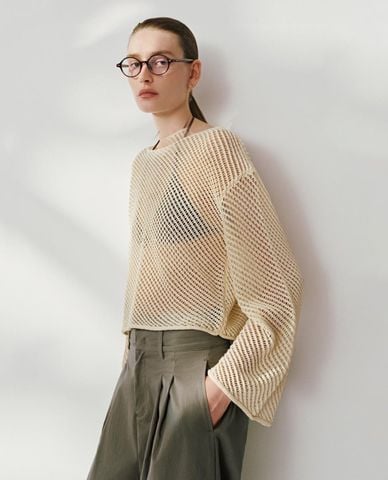  URBAN REVIVO - Áo dệt kim nữ cổ thuyền tay dài xuyên thấu 