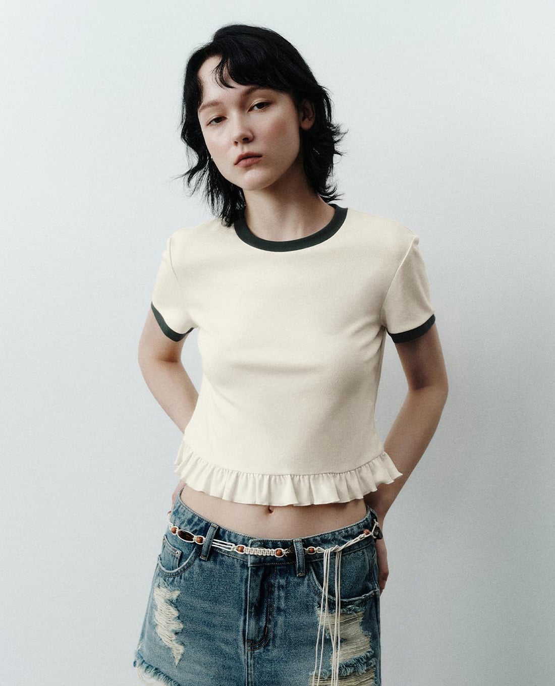 URBAN REVIVO - Áo croptop nữ cổ tròn tay ngắn phối viền