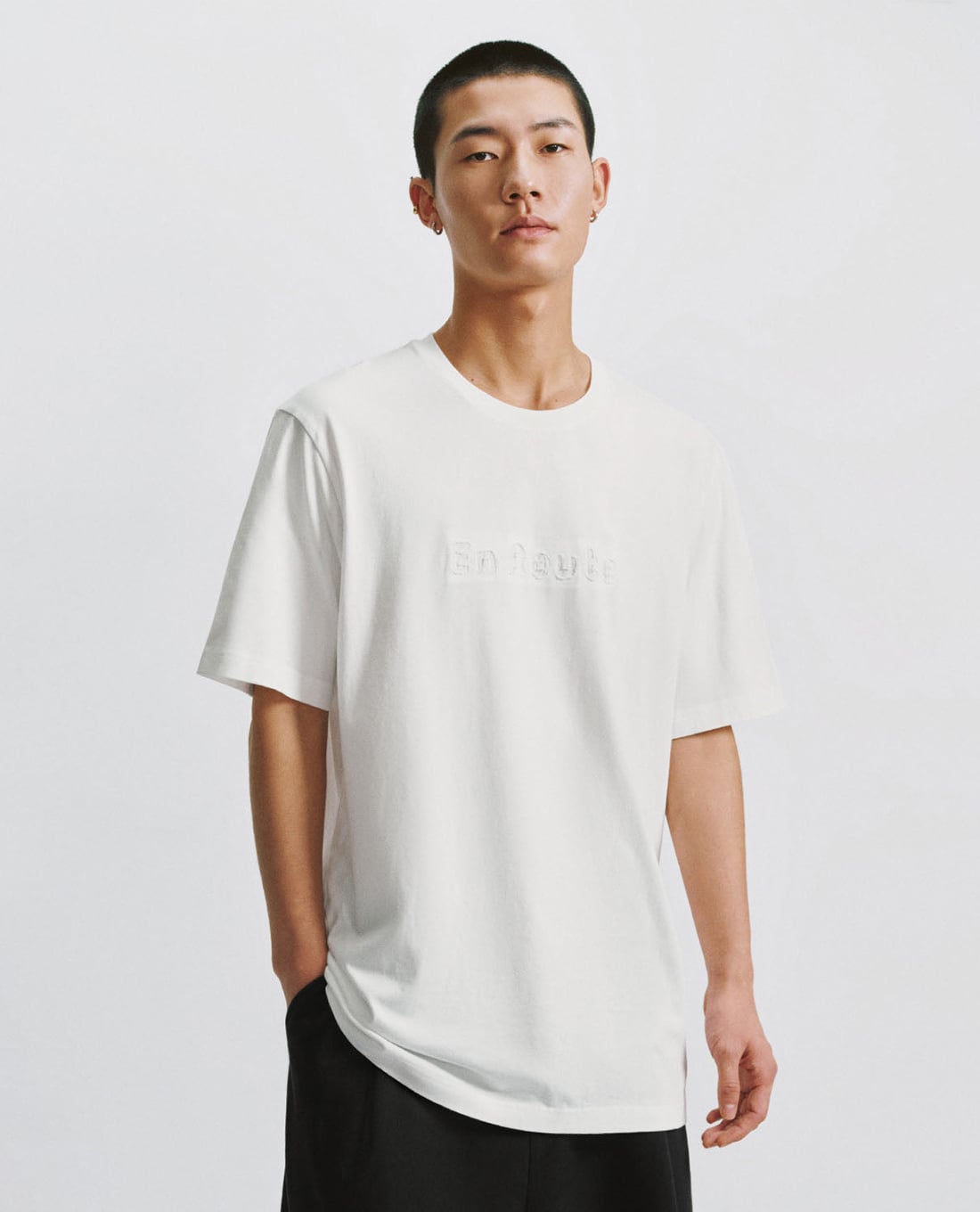 URBAN REVIVO - Áo thun nam cổ tròn tay ngắn in chữ