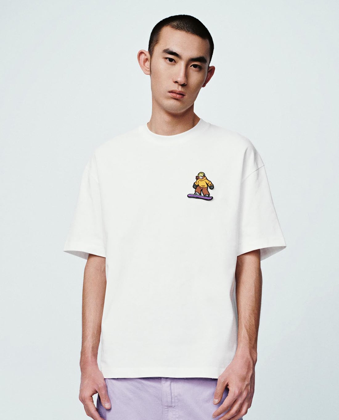 URBAN REVIVO - Áo thun nam cổ tròn tay ngắn thêu họa tiết