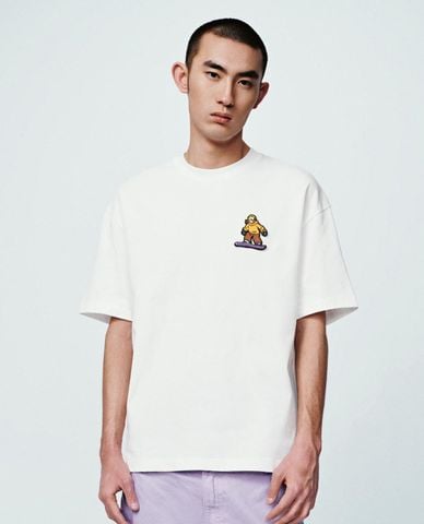  URBAN REVIVO - Áo thun nam cổ tròn tay ngắn thêu họa tiết 