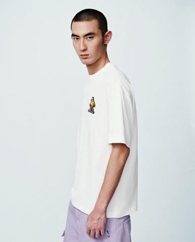  URBAN REVIVO - Áo thun nam cổ tròn tay ngắn thêu họa tiết 