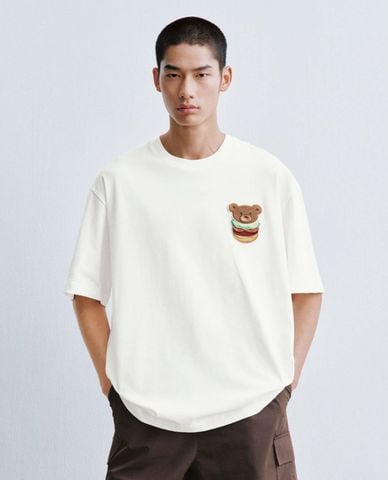  URBAN REVIVO - Áo thun nam cổ tròn tay ngắn phối hình gấu 