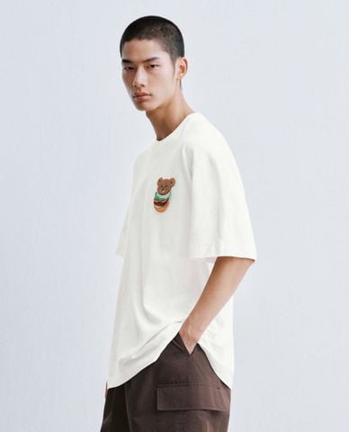  URBAN REVIVO - Áo thun nam cổ tròn tay ngắn phối hình gấu 