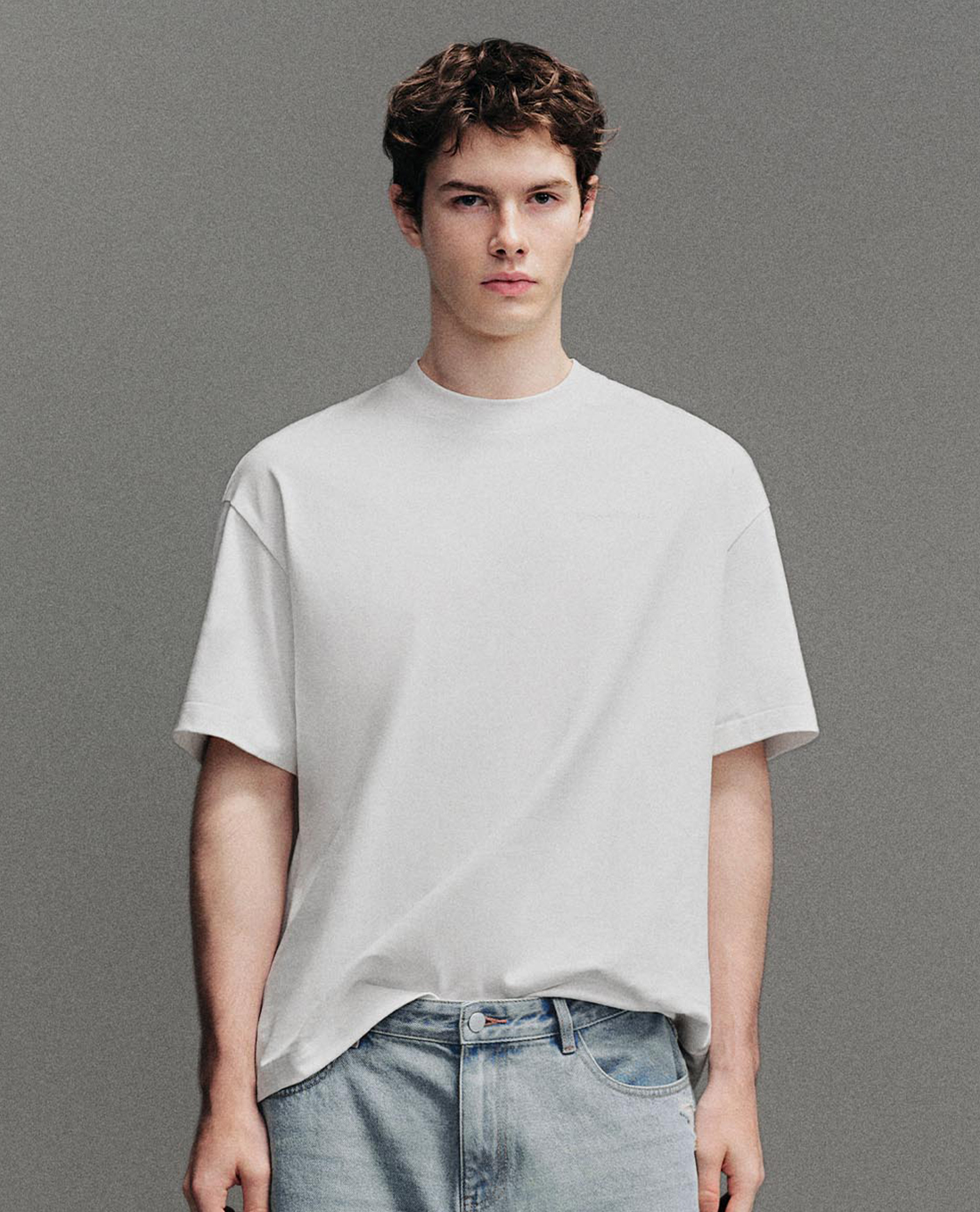 URBAN REVIVO - Áo thun nam cổ tròn tay ngắn in chữ