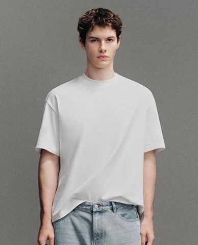  URBAN REVIVO - Áo thun nam cổ tròn tay ngắn in chữ 