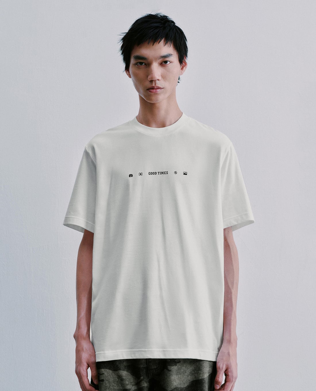 URBAN REVIVO - Áo thun nam cổ tròn tay ngắn in chữ
