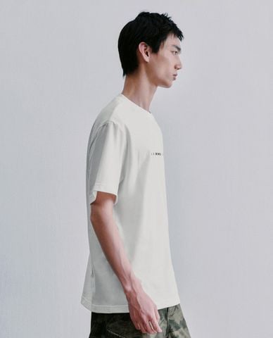  URBAN REVIVO - Áo thun nam cổ tròn tay ngắn in chữ 