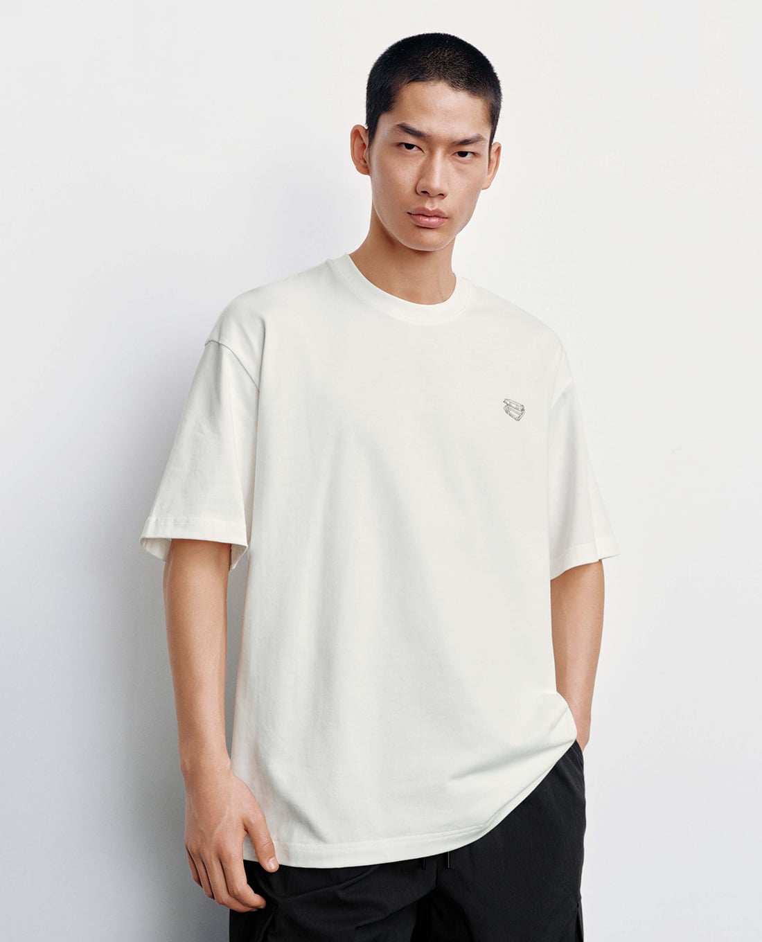 URBAN REVIVO - Áo thun nam cổ tròn tay ngắn in hình