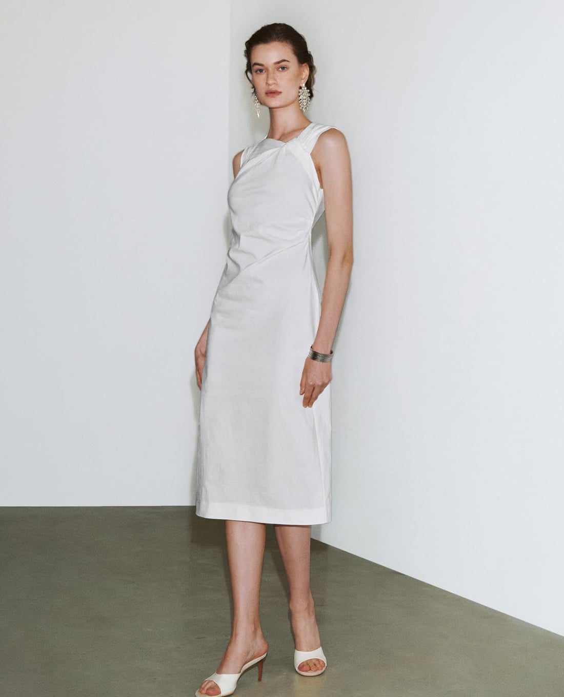 URBAN REVIVO - Đầm sát nách midi cổ lệch phom ôm