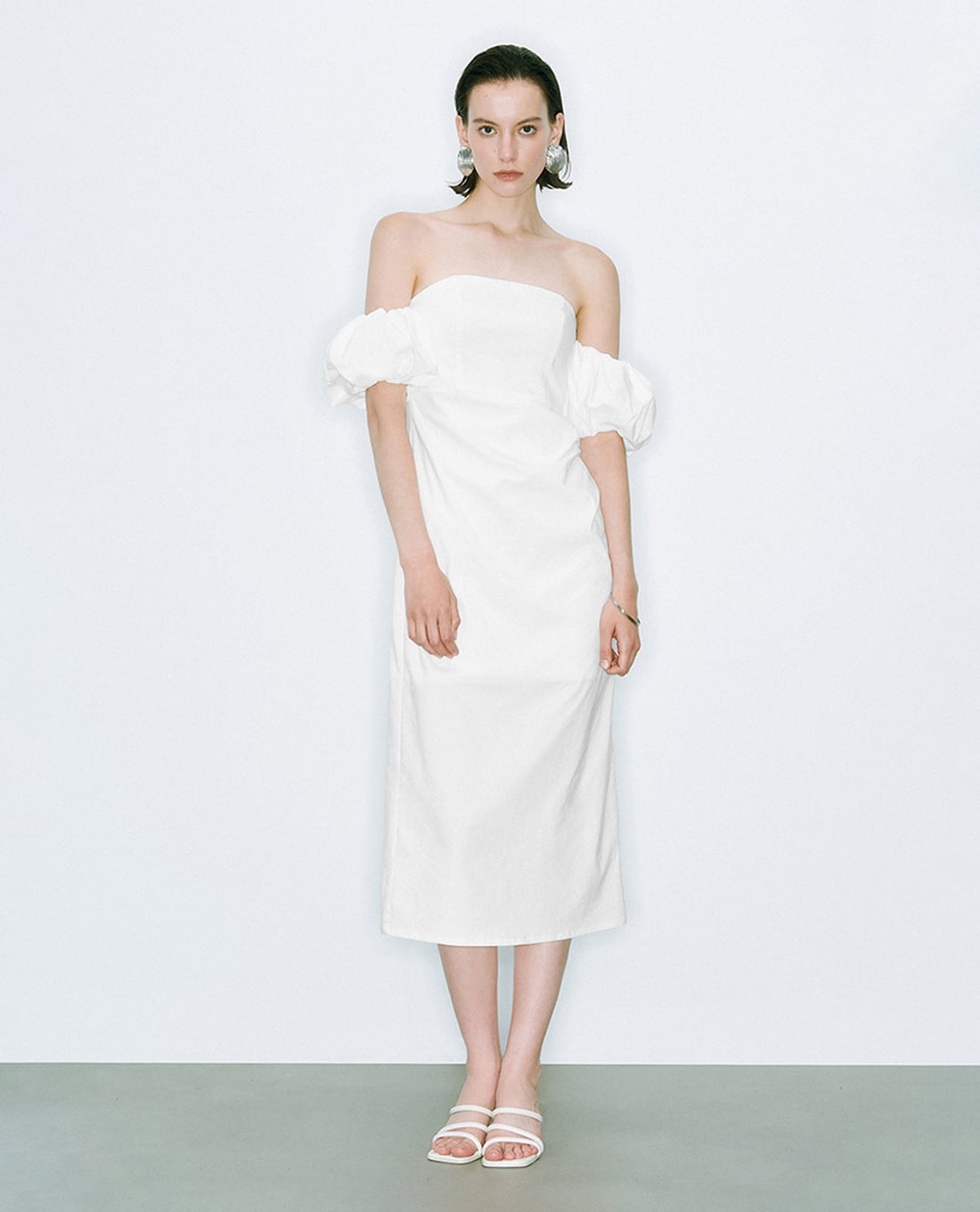 URBAN REVIVO - Đầm trễ vai midi phom ôm tay phồng