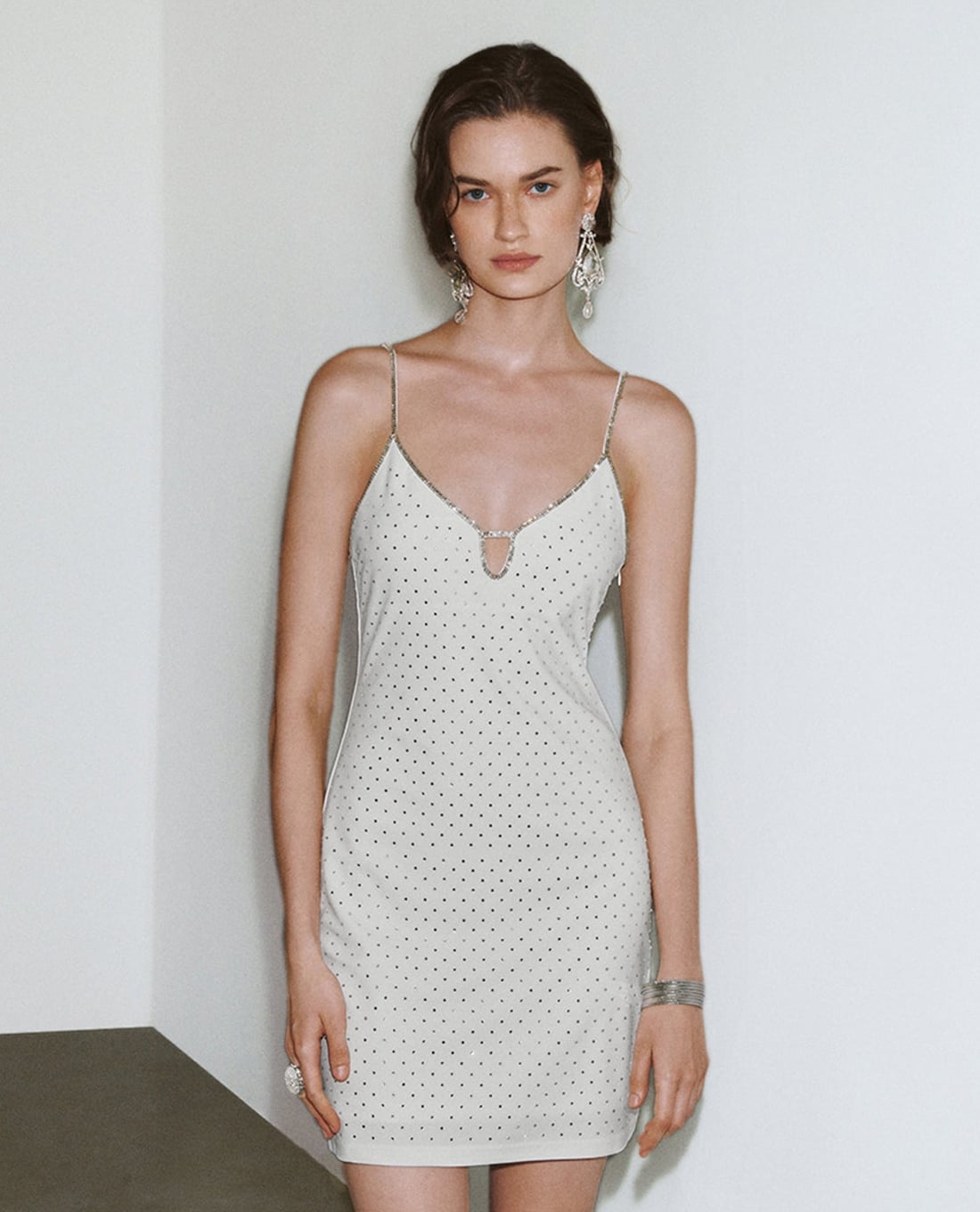 URBAN REVIVO - Đầm hai dây mini cổ V đính đá