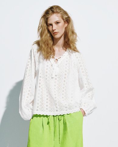  URBAN REVIVO - Áo kiểu nữ cổ V tay phồng phối ren 