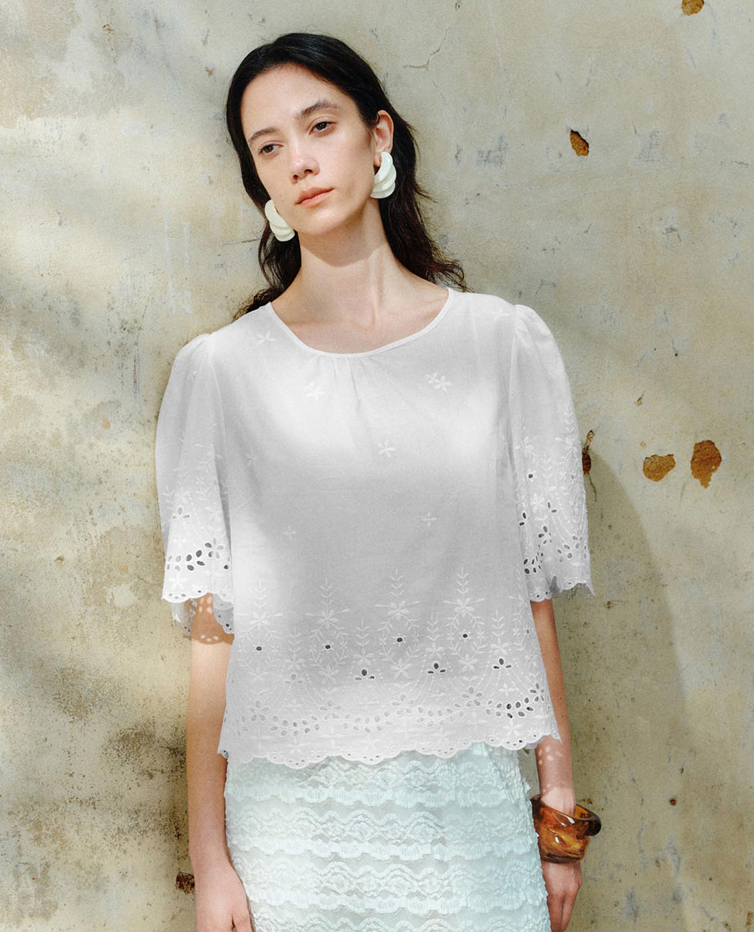 URBAN REVIVO - Áo kiểu nữ cổ tròn tay ngắn họa tiết ren