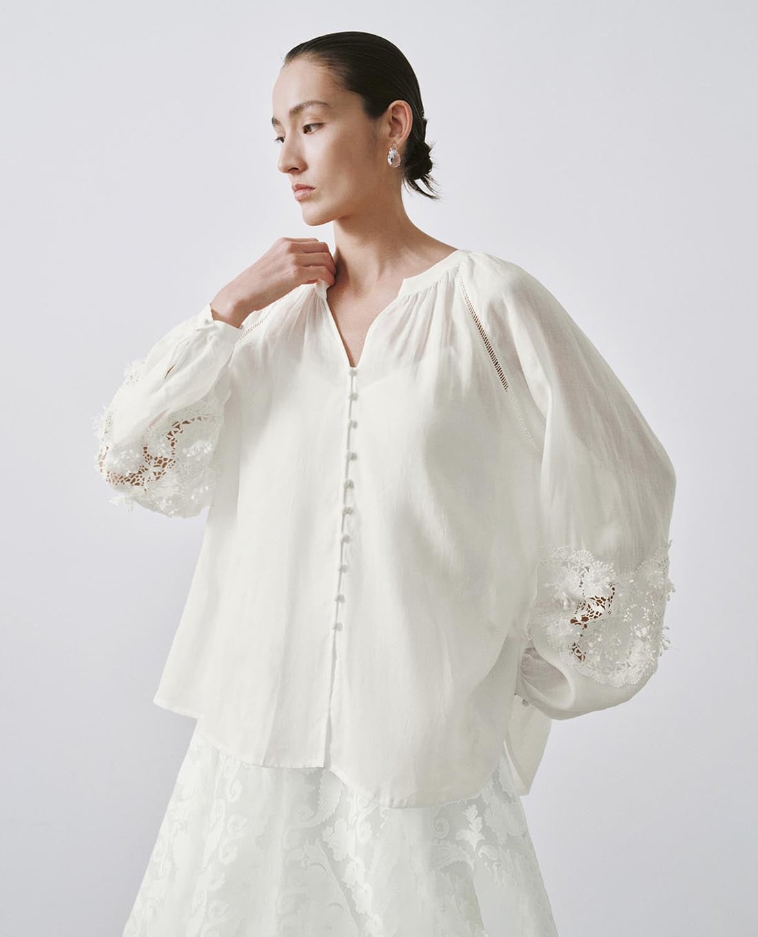 URBAN REVIVO - Áo kiểu nữ cổ V tay dài phối ren