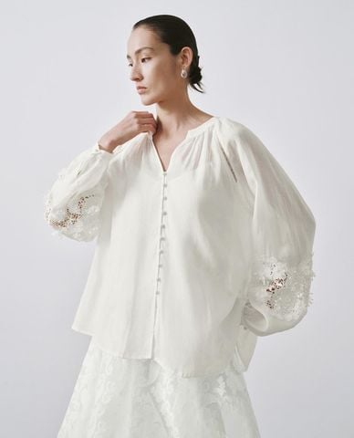  URBAN REVIVO - Áo kiểu nữ cổ V tay dài phối ren 