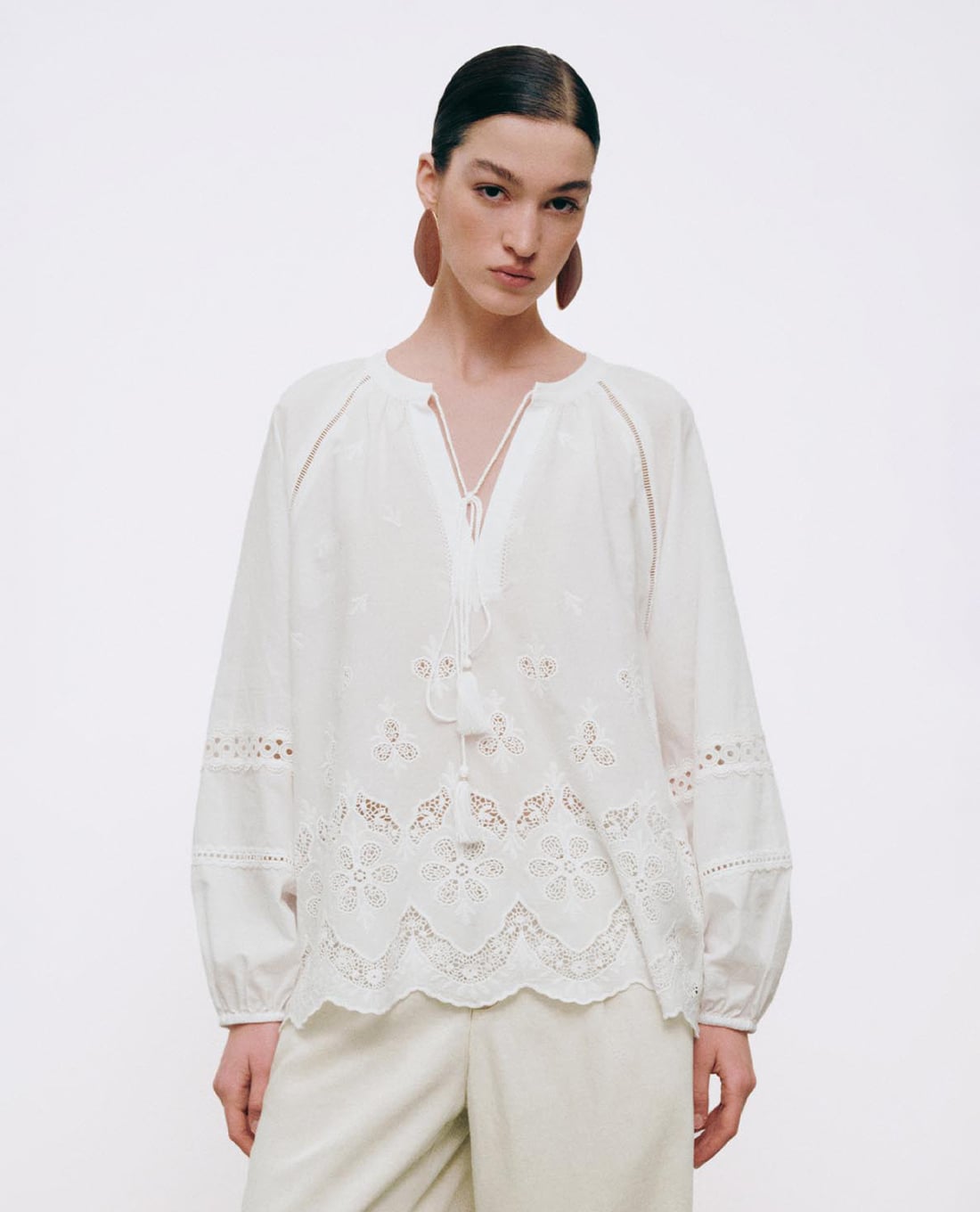 URBAN REVIVO - Áo kiểu nữ cổ V tay phồng phối ren