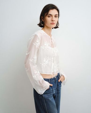  URBAN REVIVO - Áo kiểu nữ cổ tròn tay dài thêu hoa nổi 