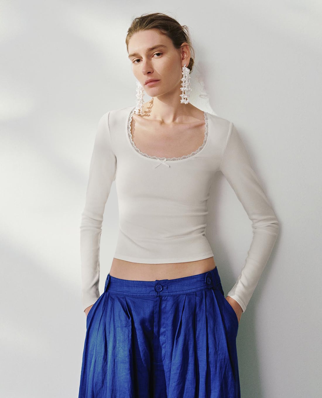 URBAN REVIVO - Áo kiểu nữ cổ vuông tay dài viền ren