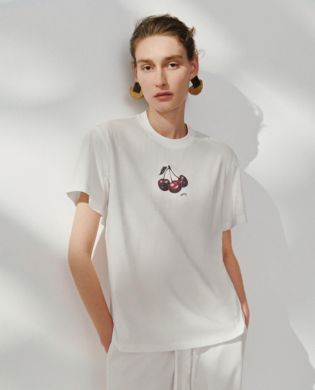 URBAN REVIVO - Áo thun nữ cổ tròn tay ngắn in họa tiết