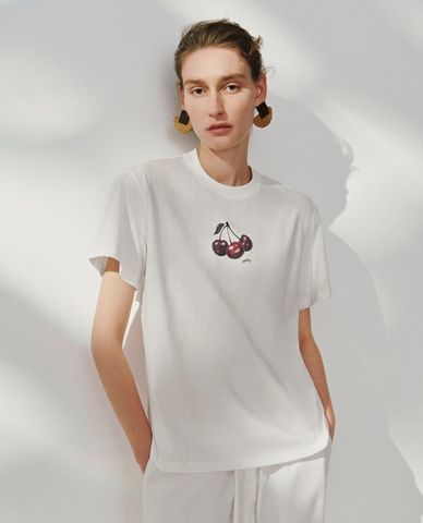  URBAN REVIVO - Áo thun nữ cổ tròn tay ngắn in họa tiết 