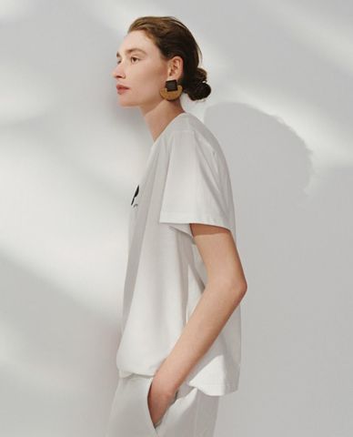  URBAN REVIVO - Áo thun nữ cổ tròn tay ngắn in họa tiết 