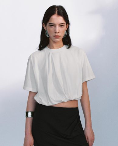  URBAN REVIVO - Áo croptop nữ cổ tròn tay ngắn 