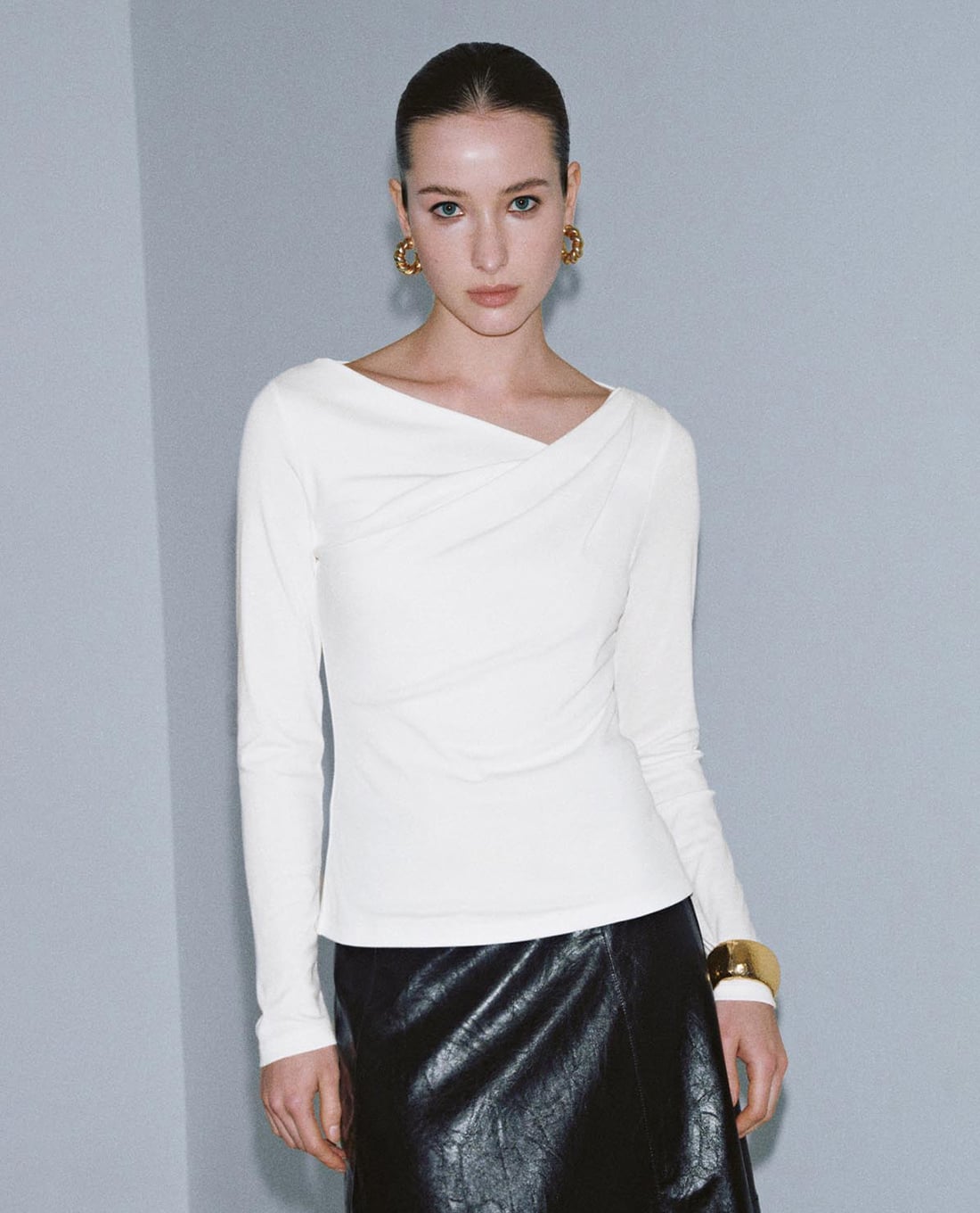 URBAN REVIVO - Áo kiểu nữ cổ chéo tay dài bất đối xứng