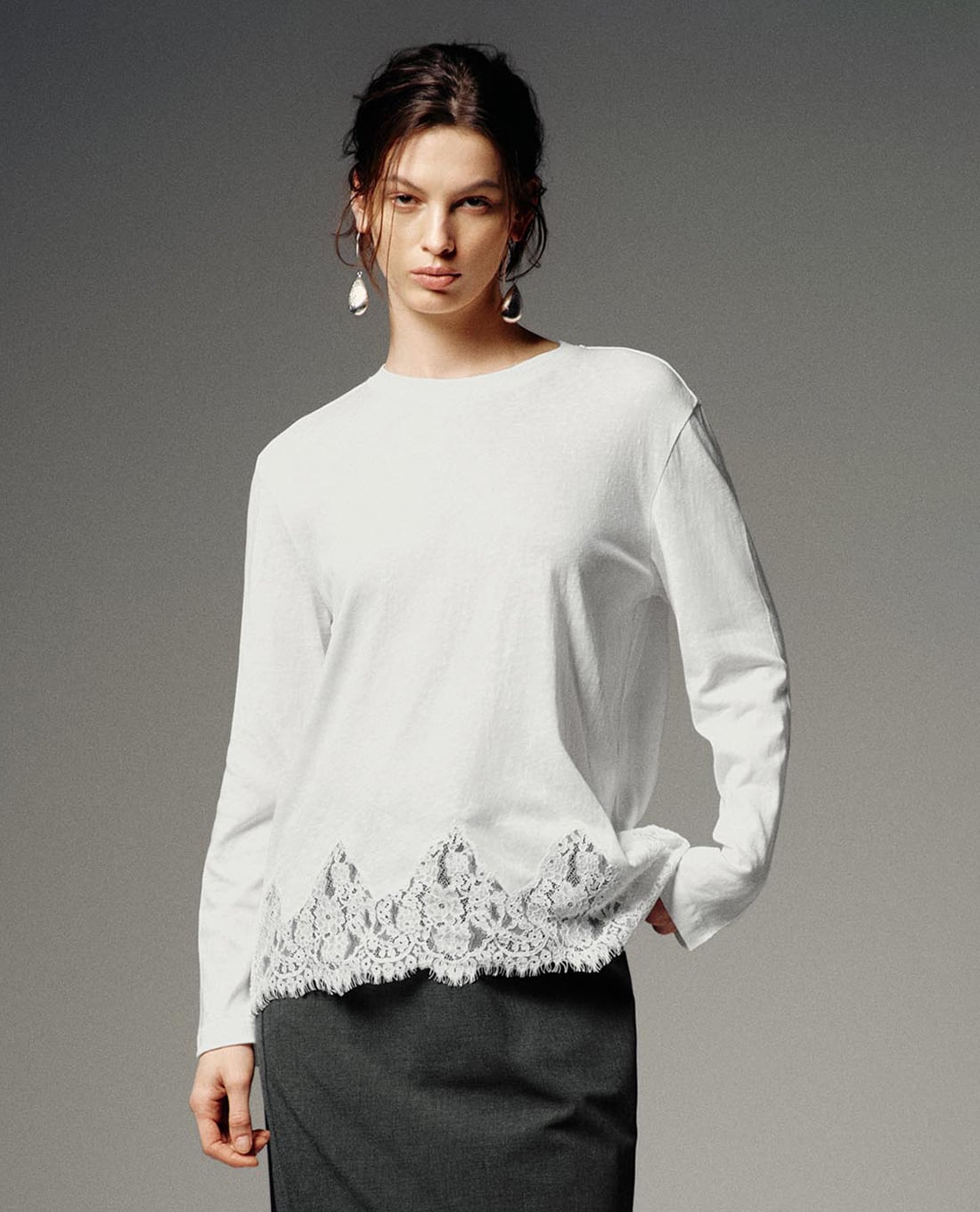 URBAN REVIVO - Áo kiểu nữ cổ tròn tay dài viền ren