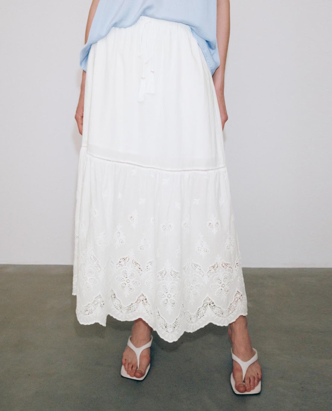 URBAN REVIVO - Chân váy xếp tầng midi phối ren