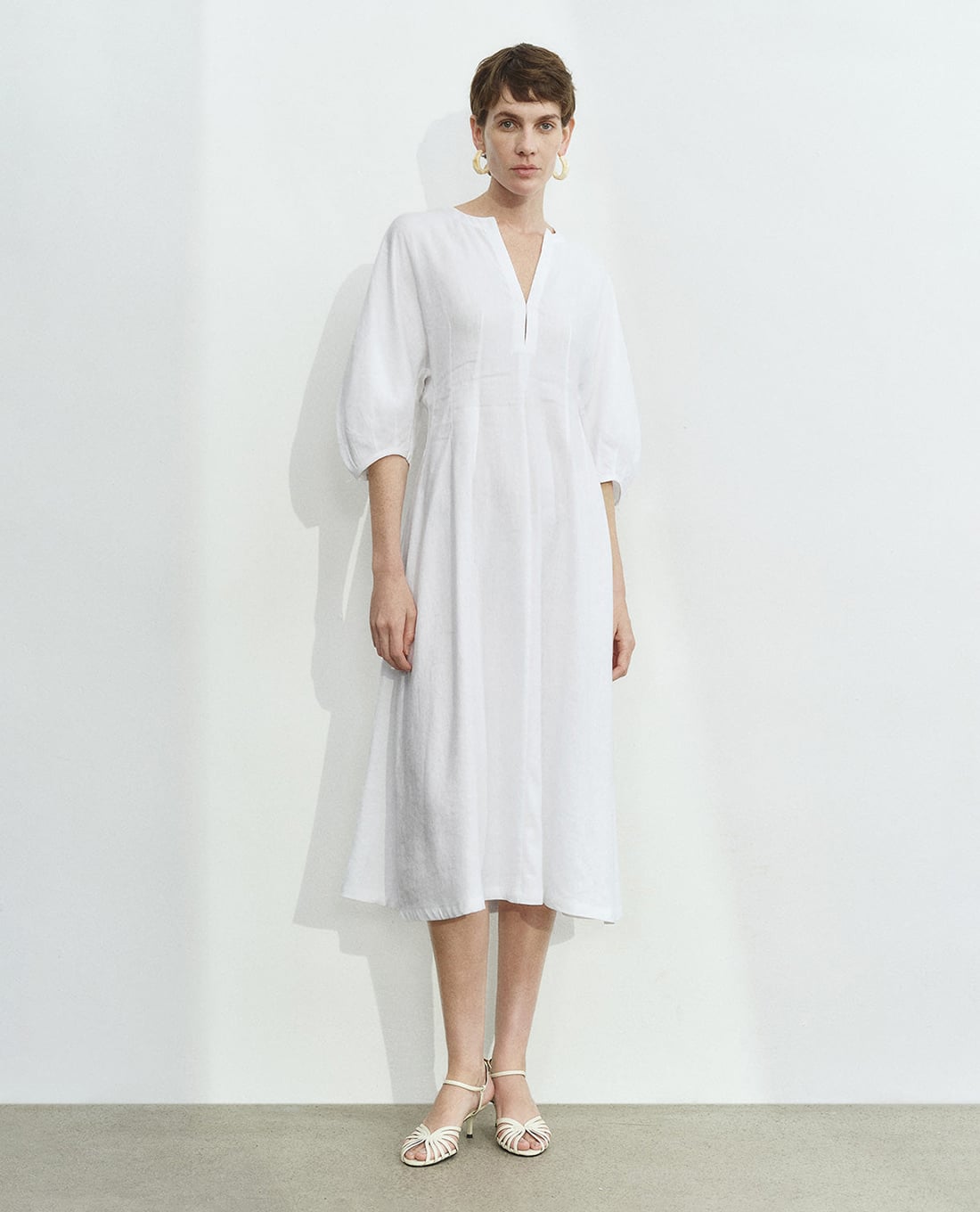 URBAN REVIVO - Đầm midi cổ V tay lửng phom suông