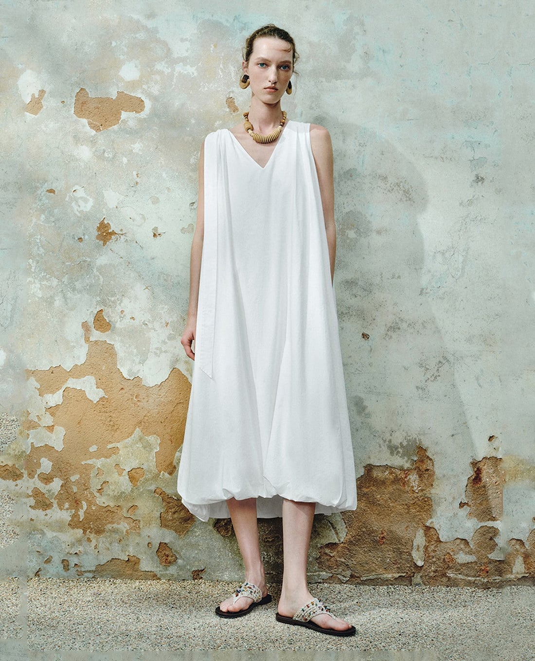 URBAN REVIVO - Đầm sát nách midi cổ V dáng suông