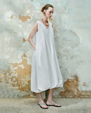  URBAN REVIVO - Đầm sát nách midi cổ V dáng suông 