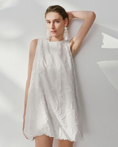  URBAN REVIVO - Đầm sát nách mini thêu hoa nổi 