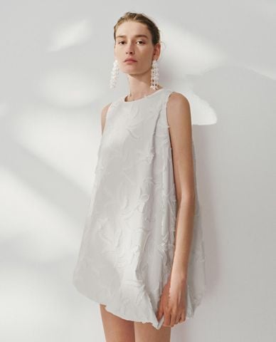  URBAN REVIVO - Đầm sát nách mini thêu hoa nổi 