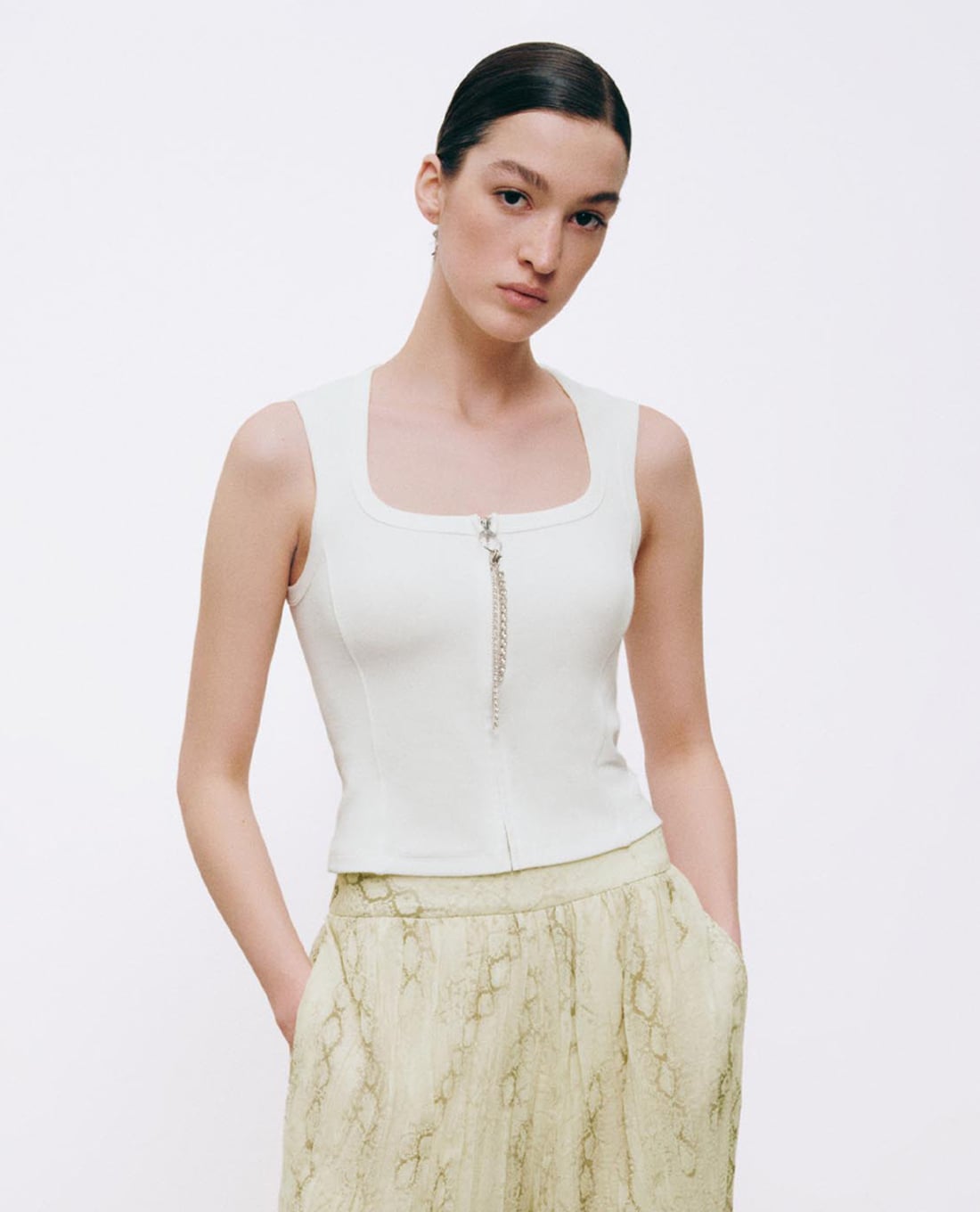 URBAN REVIVO - Áo sát nách nữ cổ vuông phối khóa zip