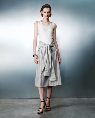  URBAN REVIVO - Đầm sát nách midi quấn eo thanh lịch 