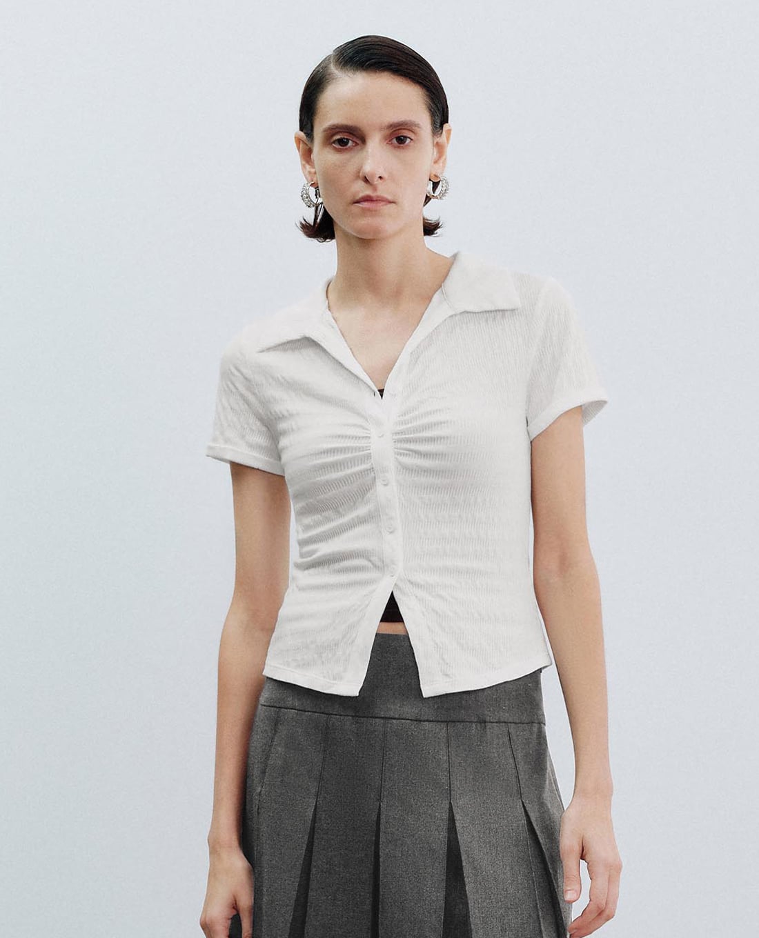 URBAN REVIVO - Áo dệt kim nữ cổ bẻ tay ngắn phối nút