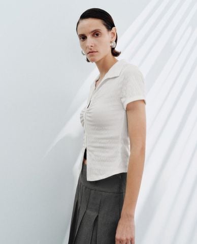  URBAN REVIVO - Áo dệt kim nữ cổ bẻ tay ngắn phối nút 